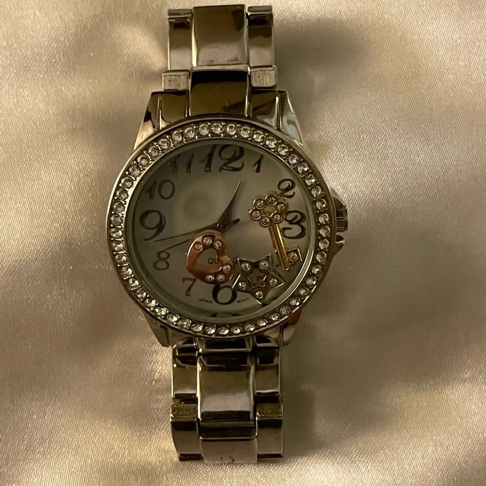 VGC Vintage AVON Floating Charms Silver tone Wristwatch. - Picture 5 of 16